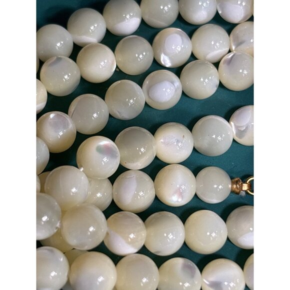 Vintage 30" Mother Of Pearl Beaded Necklace 10k Gold barrel clasp - Picture 3 of 5